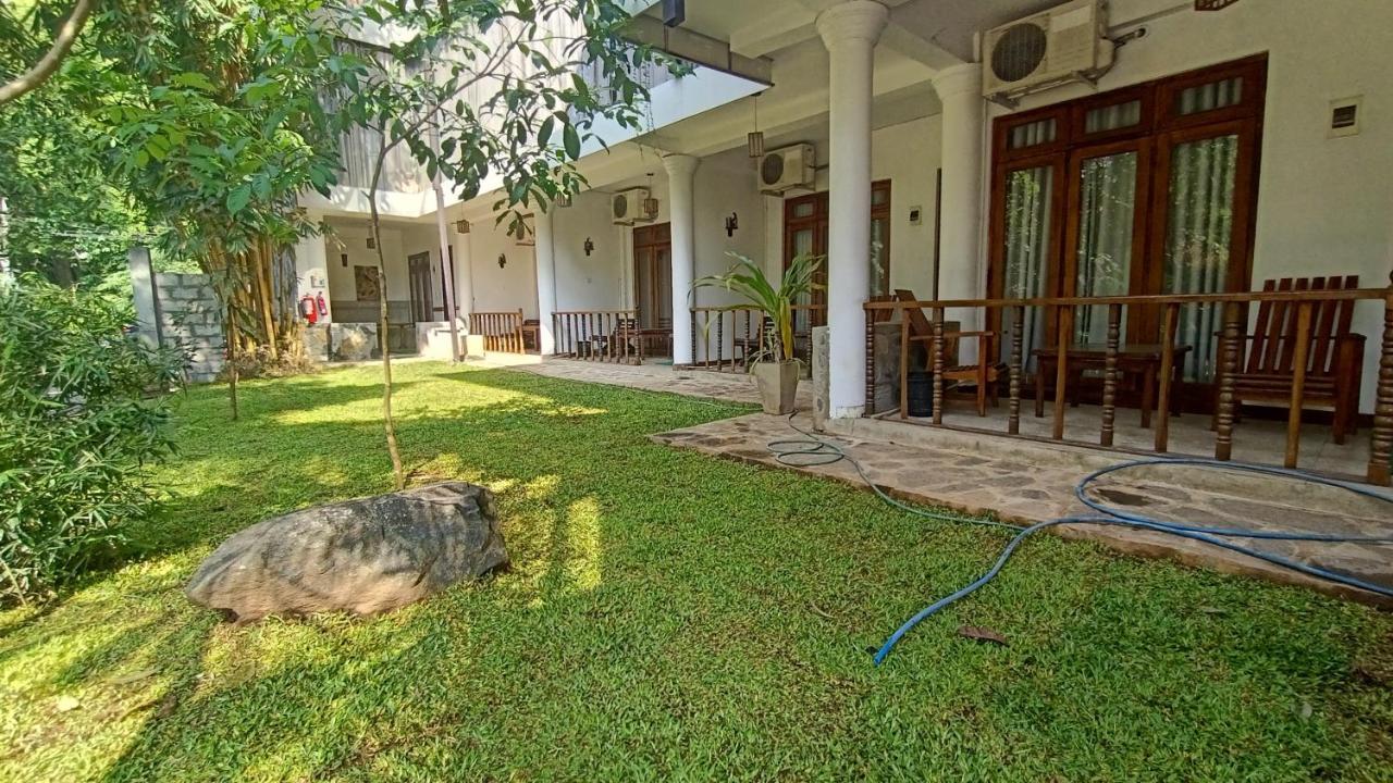 French Garden كاندي المظهر الخارجي الصورة